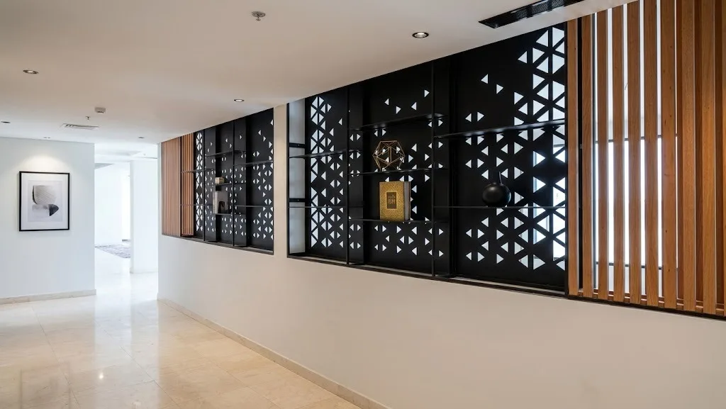 فاصل داخلي بتكوينات معدنية هندسية